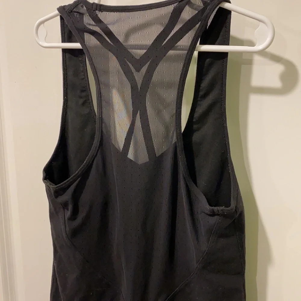 Lululemon Built In Bra Top With Mesh Back